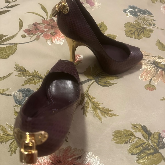 Shoes - Picture 4 of 4